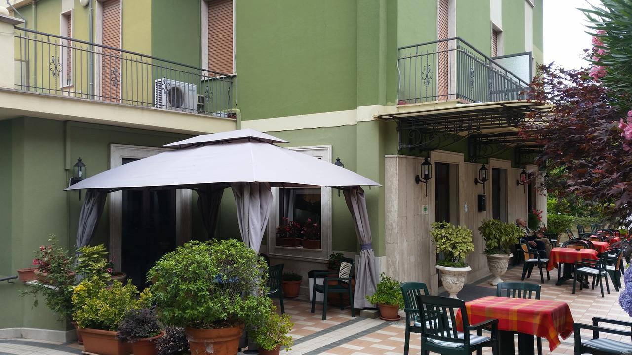 פיוג'י Hotel Ambrosi מראה חיצוני תמונה